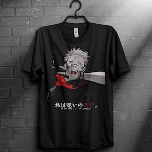Könnte beinhalten: Schwarzes T-Shirt mit einer Manga-Illustration eines Charakters mit stacheligen weißen Haaren, roten Augen und einer roten Jacke. Der japanische Text und die englische Übersetzung "I am the king of curses" sind auf das T-Shirt gedruckt.