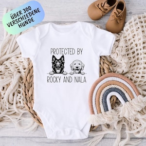 Protected By Dog Body, Personalisiertes Babygeschenk, Personalisierter Babybody mit Hunden, Babyparty Geschenk, Haustier Babybody