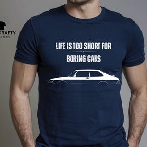 -shirt Saab 900 classique | à manches courtes pour amateur de voitures vintage | Cadeau de voiture de course rétro pour papa, mari ou petit ami.
