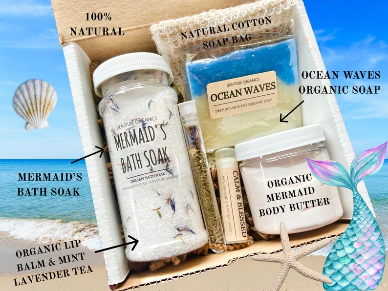 以下が含まれることがあります： 人魚をテーマにしたバス＆ボディ製品のギフトボックス。 Mermaid's Bath Soakの瓶、Ocean Wavesオーガニックソープ、オーガニック人魚ボディバター、リップバーム、ラベンダーティーが含まれています。ボックスには「100％ナチュラル」と記載されています。