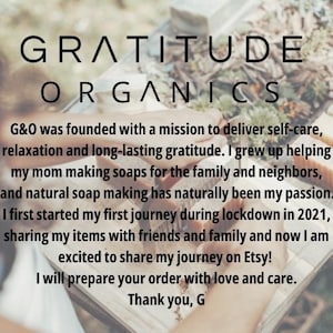 以下が含まれることがあります： 画像には、「GRATITUDE ORGANICS」というテキストと、セルフケアと感謝を提供するという会社の使命の説明が表示されています。テキストには、創業者の石鹸作りへの情熱とEtsyでの旅についても記載されています。