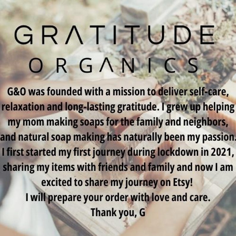以下が含まれることがあります： 画像には、「GRATITUDE ORGANICS」というテキストと、セルフケアと感謝を提供するという会社の使命の説明が表示されています。テキストには、創業者の石鹸作りへの情熱とEtsyでの旅についても記載されています。