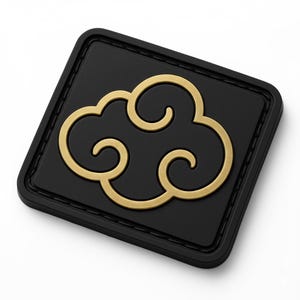 Puede incluir: Un parche cuadrado negro con un diseño de nube dorada. La nube es una forma estilizada y arremolinada. El parche tiene un borde en relieve y una superficie texturizada. El diseño está centrado en el parche.