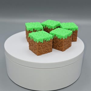 Grass Block Miniatures for Party Decorations or Displays - Perfect for Cake Toppers or Party Bags!