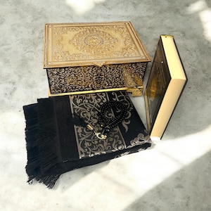 Luxury Boxed Quran Gift Set: Prayer Rug & Tasbih