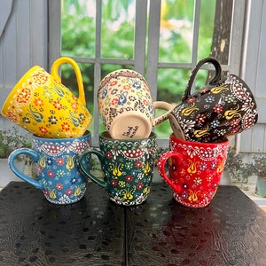 Handgemachte Kaffeetasse aus Keramik: Handbemaltes Blumenmuster im türkischen Stil