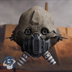 Könnte beinhalten: Ein detaillierter, verwitterter Helm mit einem strukturierten, beigefarbenen Oberteil und einer dunkelgrauen unteren Gesichtsmaske. Der Helm hat zwei kreisförmige Augenöffnungen, ein Atemschutzgerät und zwei zylindrische Seitenaufsätze. Das Bild enthält ein Logo unten links.