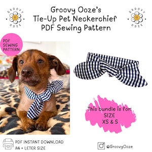 Peut inclure: Un patron de couture PDF pour un foulard à nouer pour animal de compagnie en vichy bleu et blanc. Le patron est disponible en tailles XS et S. L'image montre un chien portant le foulard.