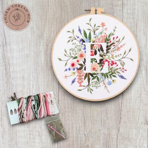 Kit de bordado con letra E floral moderna, punto de cruz vintage para principiantes, kit de bastidor de arte fácil, kit de manualidades para principiantes de bricolaje para adultos