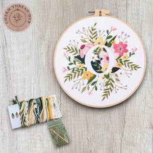 Kit de bordado con letra O floral moderno, punto de cruz vintage para principiantes, kit de bastidor de arte fácil, kit de manualidades para principiantes de bricolaje para adultos