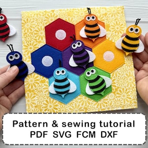 Puede incluir: Un proyecto de manualidades con abejas de fieltro y un diseño de panal. La imagen muestra un fondo floral amarillo con formas de panal de fieltro en varios colores. Varias abejas de fieltro de diferentes colores se colocan alrededor del panal. El texto en la parte inferior dice "Pattern & sewing tutorial PDF SVG FCM DXF".