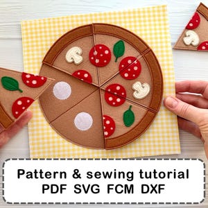 Può includere: Un giocattolo a forma di pizza in feltro con fette rimovibili, con peperoni rossi, funghi bianchi e basilico verde. La pizza è su uno sfondo a scacchi giallo e bianco. Il testo sull'immagine recita "Pattern & sewing tutorial PDF SVG FCM DXF".