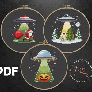 Puede incluir: Tres patrones de punto de cruz con un OVNI con un árbol de Navidad, una calabaza y Santa Claus. Los patrones son en blanco y negro y están enmarcados en aros de madera. El texto "MAX STITCHES ART CROSS STITCH PATTERNS" es visible en la esquina inferior derecha.