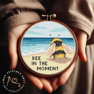 Gráfico de ponto cruz "Bee in the Moment" em PDF. Bordado divertido com trocadilho sobre atenção plena. Gráfico de uma abelha fofa na praia. Download instantâneo.