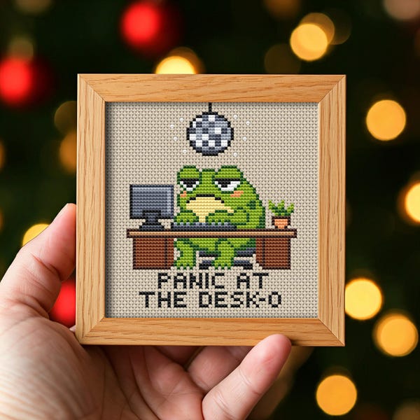 Patrón de punto de cruz "Pánico en el escritorio" en PDF. Humor sarcástico y divertido de oficina. Bordado de memes de ansiedad. Descarga instantánea.