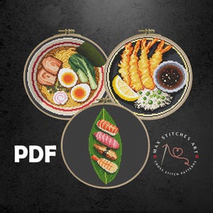Op de afbeelding: Drie kruissteekpatronen in borduurringen. Eén toont ramen met noedels, varkensvlees en eieren. Een ander toont tempura garnalen met rijst en dipsaus. De derde toont sushi op een blad. Het woord "PDF" is zichtbaar.
