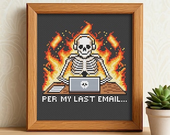 Puede incluir: Un patrón de punto de cruz con un esqueleto sentado en una computadora con llamas detrás. El texto "Per my last email..." está debajo del esqueleto.