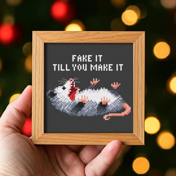 Patrón de punto de cruz de zarigüeya divertida en PDF. Cita sarcástica: "Fingir hasta que lo logres". Bordado de memes subversivos. Descarga instantánea.