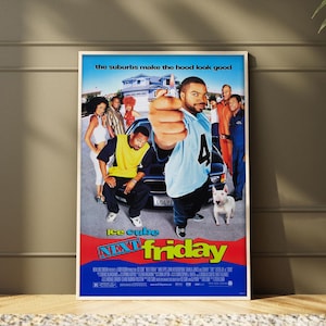 Może przedstawiać: Plakat filmowy Next Friday przedstawiający Ice Cube'a w jasnoniebieskiej koszulce z numerem 4, Mike'a Eppsa w żółtej koszuli oraz białego bulteriera. Tekst głosi the suburbs make the hood look good oraz Next Friday.