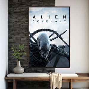Puede incluir: Un póster de película para la película "Alien: Covenant". El póster presenta un primer plano de la criatura alienígena de la película, con una expresión amenazante. El título de la película se muestra en texto blanco en la parte superior del póster.