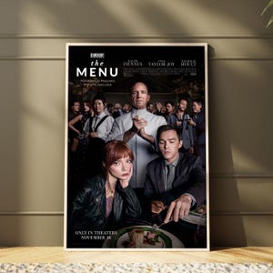 以下が含まれることがあります： 映画『ザ・メニュー』のポスター。レイフ・ファインズ、アニャ・テイラー＝ジョイ、ニコラス・ホルトが写っています。ポスターには映画のタイトル、キャスト名、および「Painstakingly Prepared. Brilliantly Executed.」と「Only in Theaters November 18.」というテキストが記載されています。