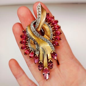 MAZER Jomaz Gold Plated Pink Rhinestone Tie Knot Brooch Pin Vintage