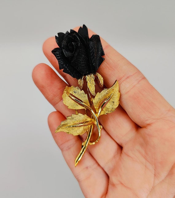 Vintage boucher carved rose - Gem