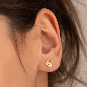 Oude Engelse oorknopjes met initialen: gepersonaliseerde gotische lettersieraden