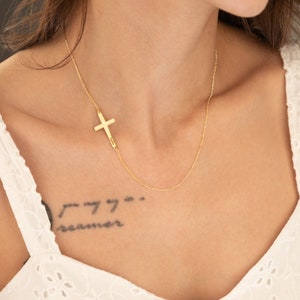 Collier prénom avec croix sur le côté : tour de cou en or délicat, cadeau de baptême