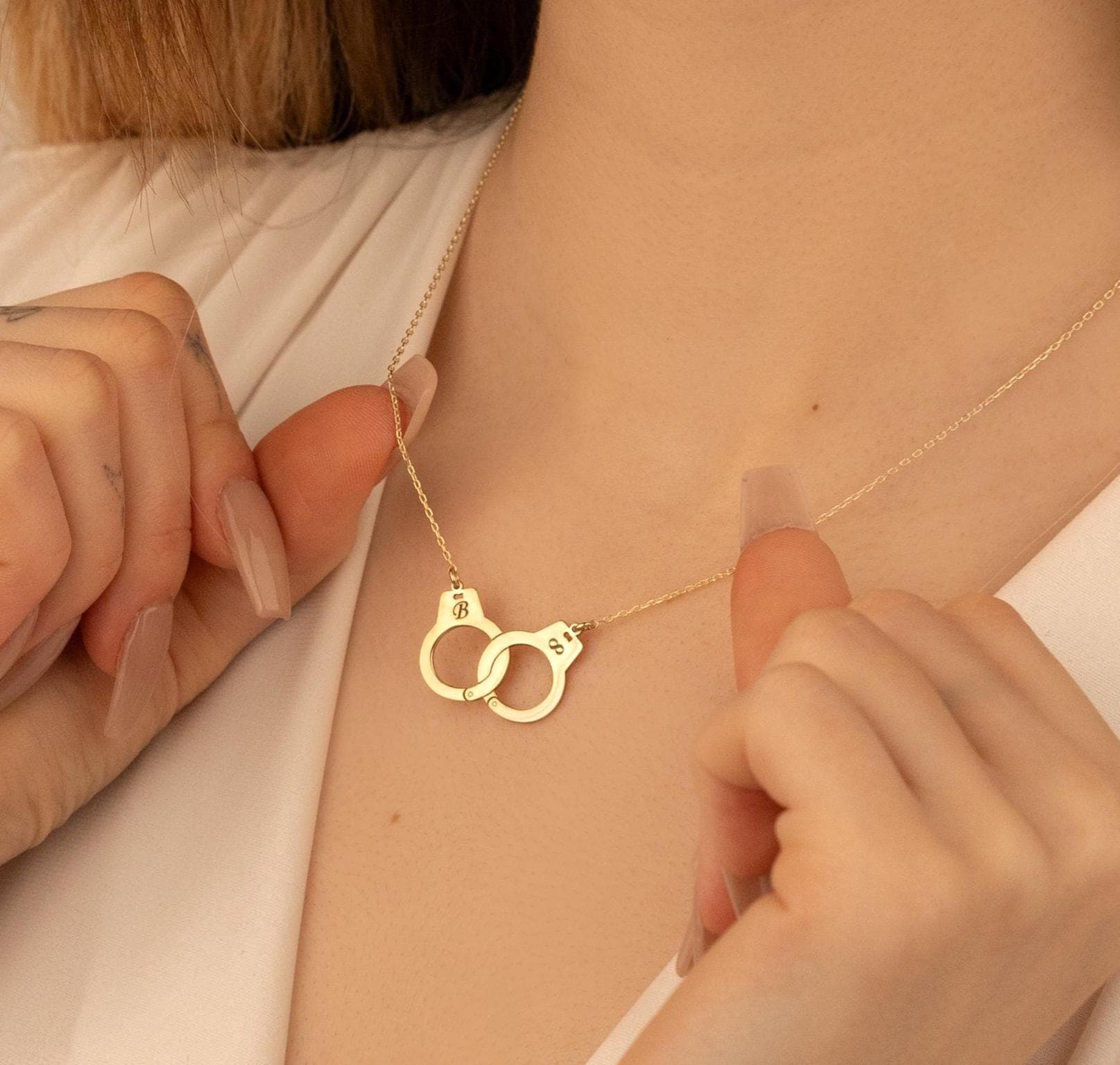 Collana Donna In Acciaio Inox Con Pendente A Forma Di Manette E Zirconi - Regalo Originale Per Lei