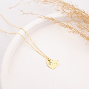 Collier coeur à deux lettres | Collier coeur gravé d'une lettre | Cadeau pour elle, collier gravé d'une initiale | Collier coeur gravé personnalisé
