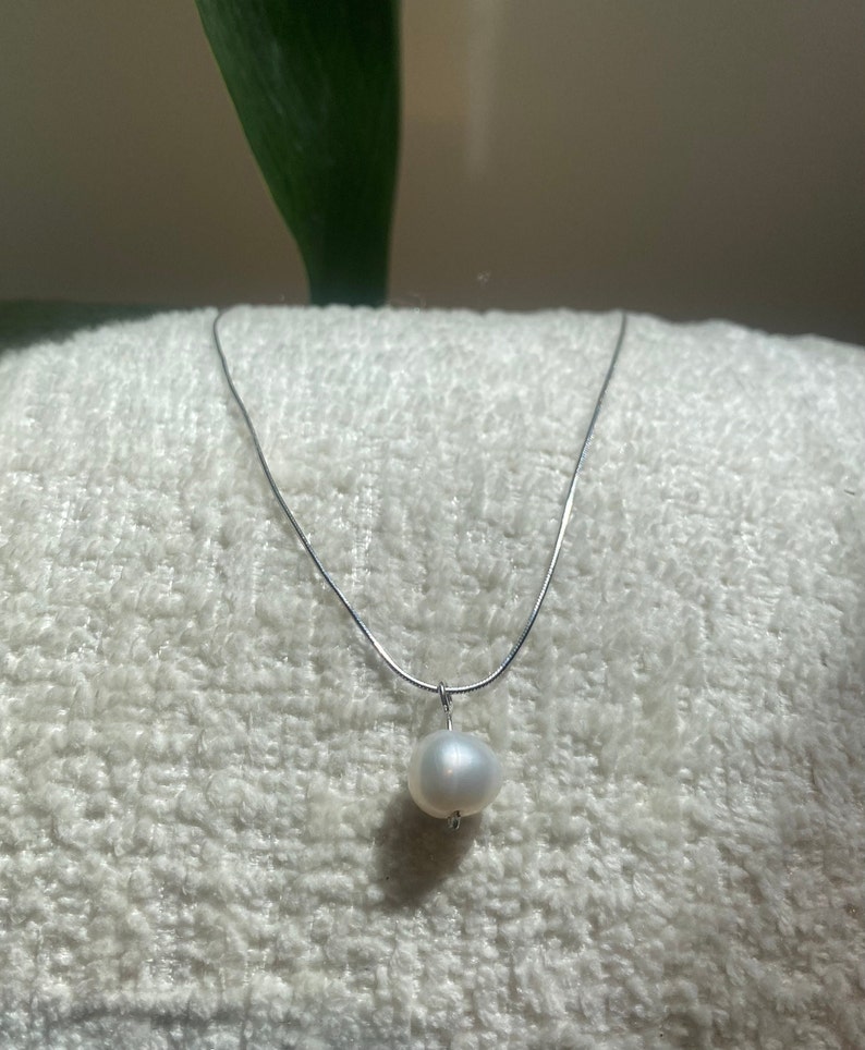 real pearl necklace
dainty pearl