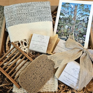 In Florida handgefertigte Geschenkboxen mit Amazing Grace Gardens-Ziegenmilchseifen und einer Karte von Leslie Pebbles.