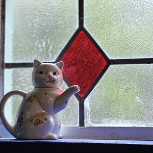 Vintage lucky cat teapot