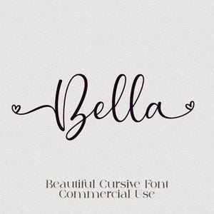 以下が含まれることがあります： エレガントな筆記体で「Bella」という名前が書かれたデジタルグラフィック。名前の両端には小さなハートが添えられています。「Beautiful Cursive Font Commercial Use」のテキストが下に表示されています。