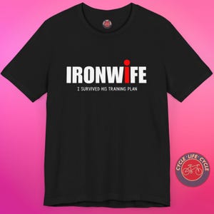 Camiseta de manga corta unisex Ironwife / Camiseta de apoyo al triatlón / Regalo para triatletas / Camiseta para nadar, andar en bicicleta y correr / Camiseta divertida de triatlón / Humor sobre triatlón