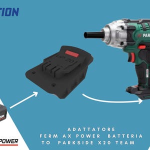 Pode incluir: Imagem de uma bateria preta e vermelha, um adaptador preto e uma ferramenta elétrica verde e preta. A bateria tem a inscrição "20V 2.0Ah". O texto na imagem diz "ACTION", "BATTERIA" e "ADATTATORE".