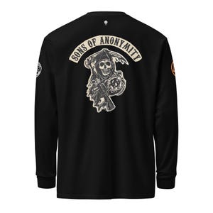 Könnte beinhalten: Schwarzes Langarm-T-Shirt mit einer weißen Grafik eines Skeletts, das eine Sense und einen Kürbis hält. Die Grafik ist von einem weißen Bogen mit dem Text "Sons of Anonymity" umgeben.