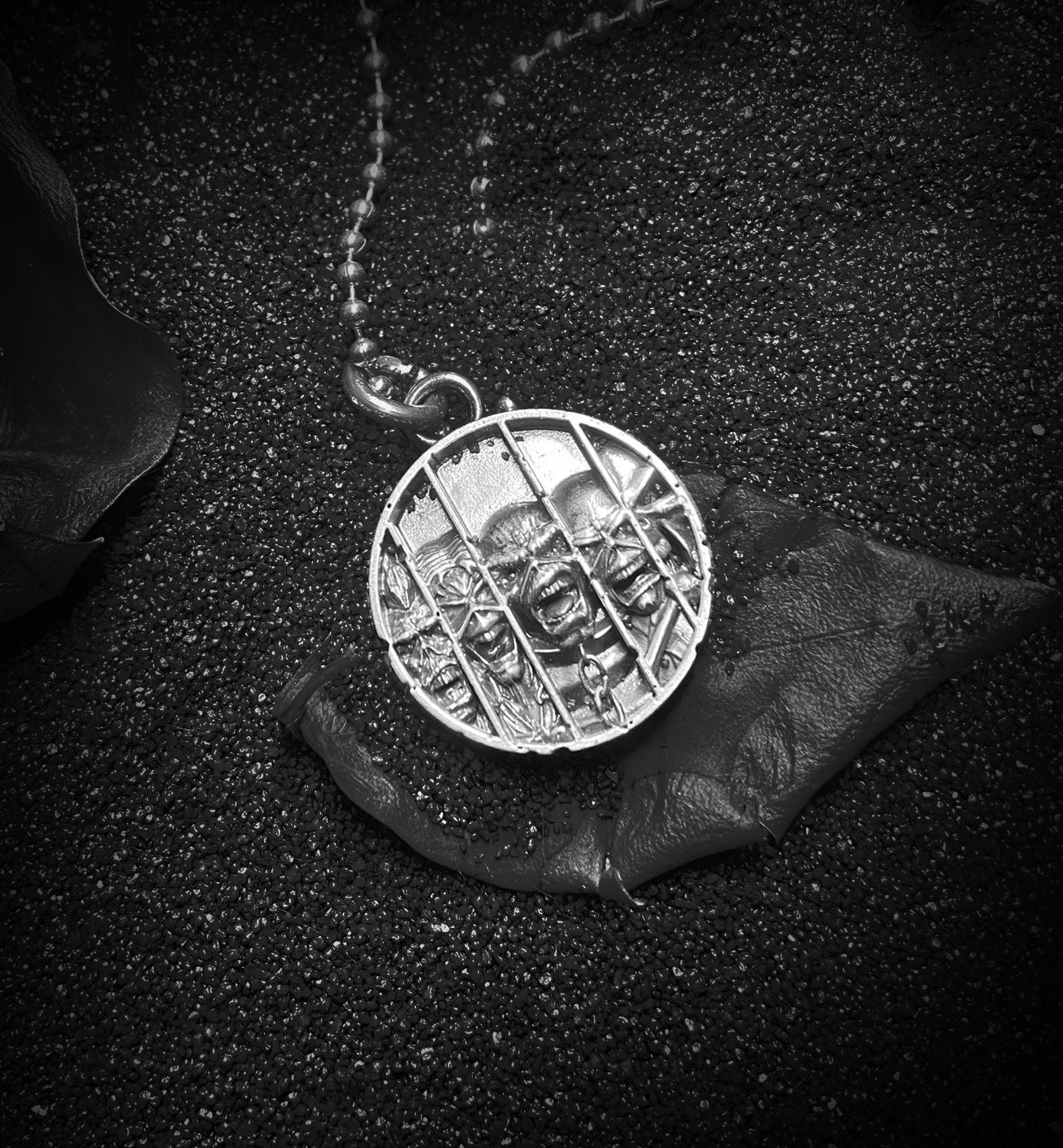 Collana Ufficiale Iron Maiden – Ciondolo In Peltro Con Testa Di Eddie, Catena 53,3 Cm, Argento Anticato, Gioiello Per Fan