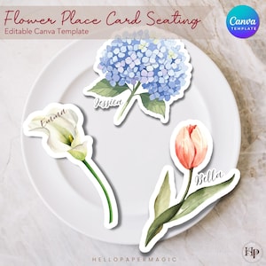 Puede incluir: Plantilla de asientos de tarjetas de lugar de flores de acuarela con el texto "Flower Place Card Seating" y "Editable Canva Template". Las tarjetas de lugar tienen forma de flores: un lirio de cala blanco, una hortensia azul y un tulipán rosa, cada una con un nombre.