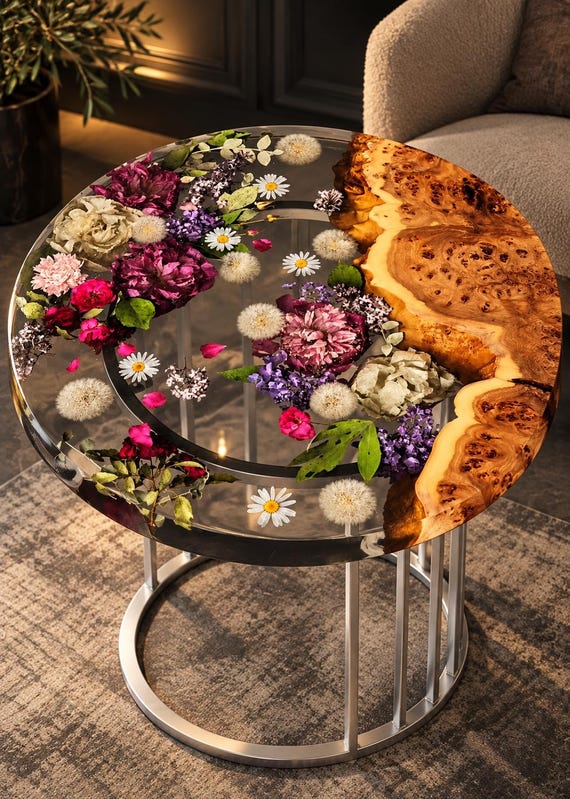 Blumentisch aus Kunstharz mit Ahornmaser-Baumkante, echten Trockenblumen, individuell gestaltbarer Beistell- oder Couchtisch aus Epoxidharz, Küchen- oder Esstisch