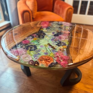 Mesa de flores grande de 86 cm, hecha a mano en resina epoxi, con flores de colores sutiles y base verde y madera. Personalización disponible. Reserva la tuya ahora.