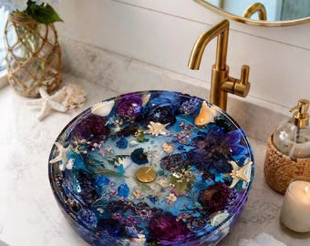 Fregadero azul artesanal con temática costera marina: un lavabo de lujo difícil de encontrar.