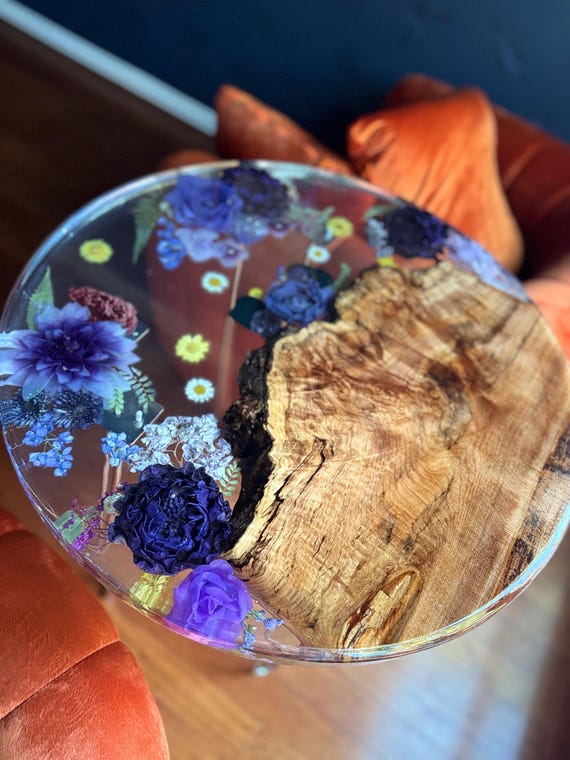 Beistelltisch aus Ahornholz mit Baumkante und Harzverkleidung, verziert mit echten Trockenblumen, runder, individuell angefertigter Epoxidharz-Blumentisch, Beistelltisch zur Aufbewahrung von Blumensträußen, silberne Beine
