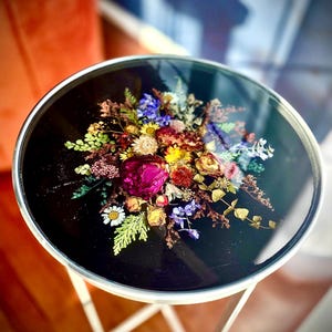 Table basse/d'extrémité en résine époxy faite main - vraies fleurs séchées - tables de luxe uniques en leur genre, nombreuses options personnalisées disponibles - prenez la vôtre maintenant