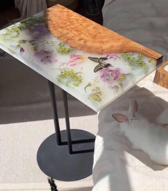 手作りの花柄樹脂製エンドテーブル、木製と金色の脚、カスタムオーダー 