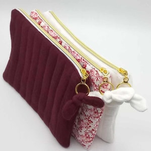Pochette plate matelassée brodée