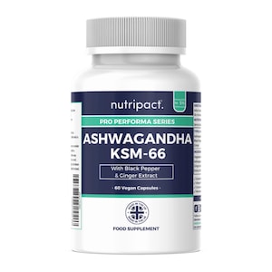 Puede incluir: Una botella blanca de c&aacute;psulas Nutripact Ashwagandha KSM-66. La etiqueta presenta texto en blanco y verde azulado, incluyendo "With Black Pepper & Ginger Extract" y "60 Vegan Capsules". La botella tiene una tapa blanca y una etiqueta de suplemento alimenticio.