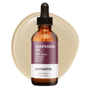 Puede incluir: Una botella de vidrio marrón con un gotero que contiene aceite de semilla de uva. La etiqueta es morada y blanca y dice "GRAPESEED OIL 100% Pure, Cold-Pressed, Hexane-Free, Carrier Oil poresome. 50ml | 1.69 fl. oz. All skin & hair types"