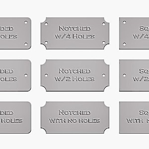 Peut inclure: Neuf étiquettes métalliques argentées avec du texte. Les étiquettes sont rectangulaires avec des bords arrondis, crantés ou carrés. Chaque étiquette porte le texte "ROUNDED", "NOTCHED" ou "SQUARE" et "W/4 HOLES", "W/2 HOLES" ou "WITH NO HOLES".